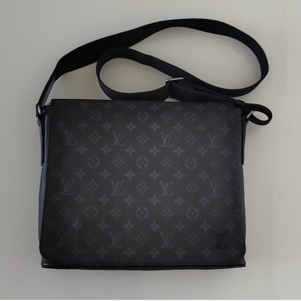 LOUIS VUITTON DISTRICT MM Messenger Bag